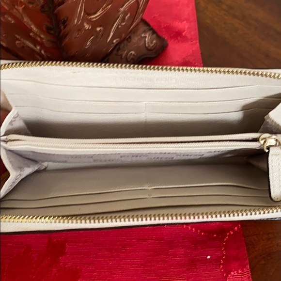 Michael Kors cream wallet with gold hardware - Picture 3 of 7